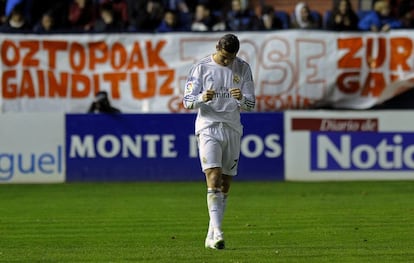 El delantero del Real Madrid Cristiano Ronaldo celebra el gol que acaba de marcar, el primero de su equipo frente al Osasuna, durante el partido de vuelta de octavos de final de la Copa de Rey que han disputado esta noche en el estadio Reyno de Navarra.