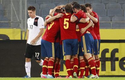 Los jugadores españoles celebran el gol de Carvajal.
 
 