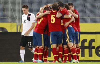 Los jugadores españoles celebran el gol de Carvajal.