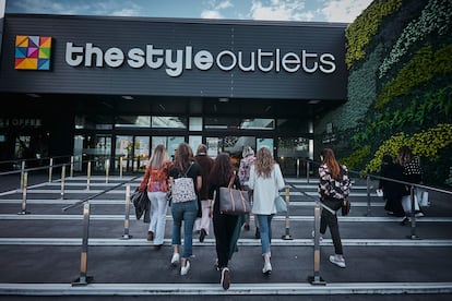 Lectoras de S Moda entrando en el centro San Sebastián de los Reyes The Style Outlets en donde se desarrolló la ‘masterclass’.