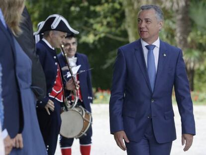 El lehendakari es recibido en el Palacio de Miramar de San Sebastián por el resto de su gabinete.