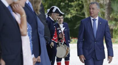 El lehendakari es recibido en el Palacio de Miramar de San Sebastián por el resto de su gabinete.