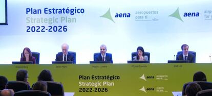 Elpresidente de Aena, Maurici Lucena, en el centro de la mesa durante la presentación del plan estratégico.