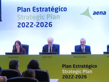 Elpresidente de Aena, Maurici Lucena, en el centro de la mesa durante la presentación del plan estratégico.