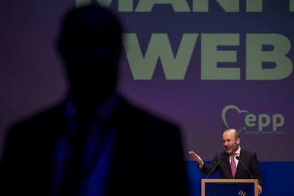 El presidente de los populares europeos, el alemán Manfred Weber, durante su intervención este jueves en Bucarest.