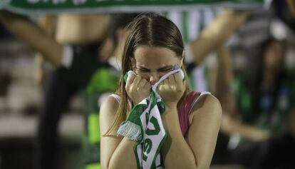 Una seguidora del Chapecoense llora en el acto organizado en el estadio del equipo.