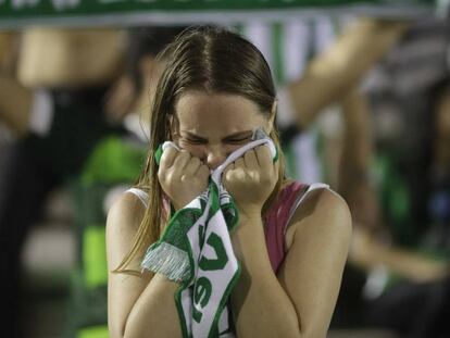 Una seguidora del Chapecoense llora en el acto organizado en el estadio del equipo.