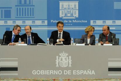 César Alierta (Telefónica), Deputy PM Alfredo Pérez Rubalcaba, Zapatero, Economy Minister Elena Salgado y Emilio Botín (Banco Santander).