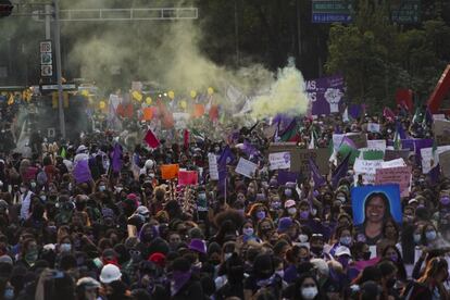 Vista general de la marcha avanzando sobre el Paseo de la Reforma.