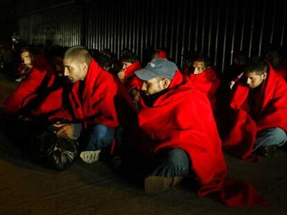 Los inmigrantes interceptados el viernes en el Estrecho se calientan con mantas de la Cruz Roja.