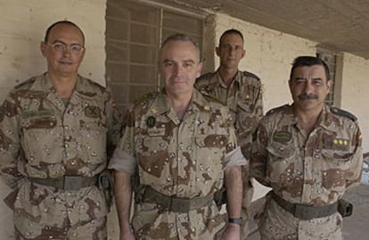 Mandos del contigente español, ayer en Diwaniya. De izquierda a derecha, el teniente coronel Gonzalo Sánchez Gamboa, el general Alfredo Cardona, el comandante Javier Serres  y el coronel Gumersindo Veiga.