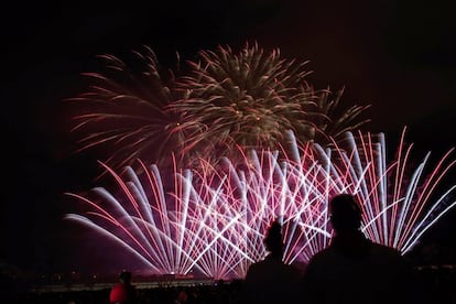 Miles de personas se acercan al parque de la Vuelta del Castillo de Pamplona, para disfrutar de la colección de fuegos artificiales que ilumina el cielo de la capital navarra, el 9 de julio de 2017.