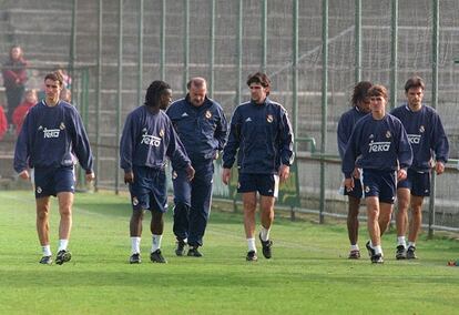 Entrenamiento del equipo de fútbol del Real Madrid. En la imagen, de izquierda a derecha: Iván Helguera, Seedorf, Vicente del Bosque ( entrenador) ; Karanka, Karembeu, Savio y Morientes. 5/12/1999