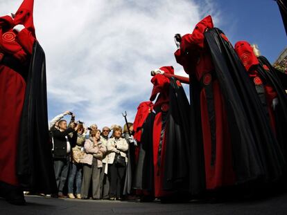 Procesi&oacute;n de La Soledad a su paso por la Puerta del Sol. 