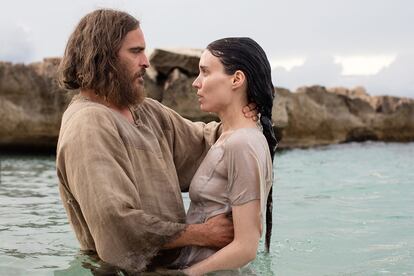 Joaquin Phoenix y Rooney Mara en 'María Magdalena'.