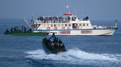 Soldados israelíes se acercan a uno de los barcos de la llamada <i>flotilla de la libertad,</i> en mayo de 2010.