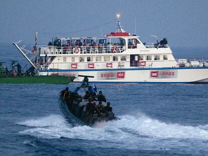 Soldados israelíes se acercan a uno de los barcos de la llamada <i>flotilla de la libertad,</i> en mayo de 2010.