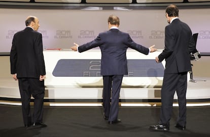 Rubalcaba y Rajoy se disponen a debatir en el único cara a cara electoral de las últimas elecciones generales celebradas en España, en 2011. El moderador, Manuel Campo Vidal, extiende los brazos invitando a ambos a situarse en sus asientos.