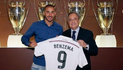 Benzema posa con Florentino tras la firma de su renovación.