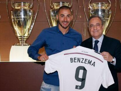 Benzema posa con Florentino tras la firma de su renovación.