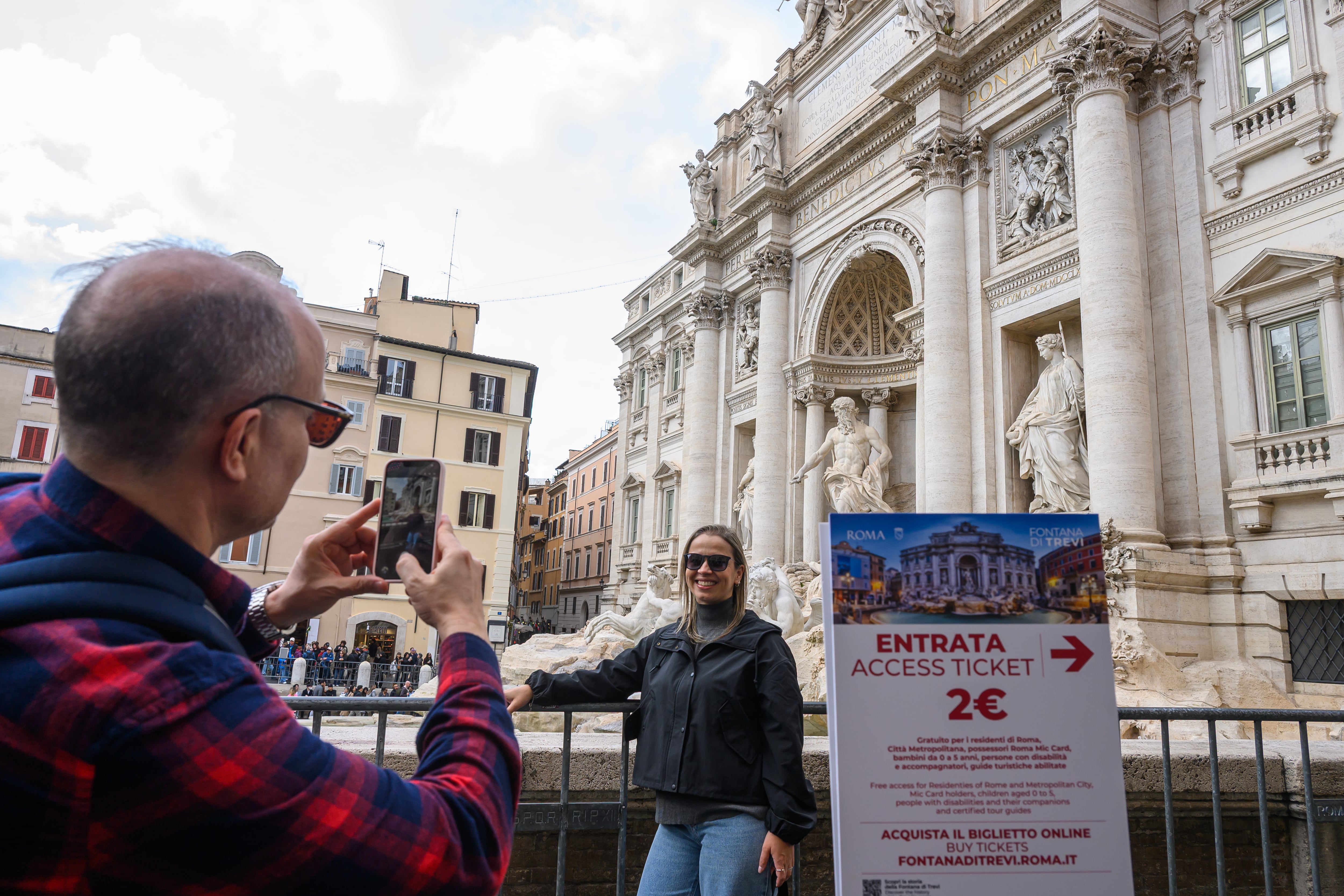 El peaje en la Fontana di Trevi, ecotasas para subir al Teide, visados más caros para Japón y otras medidas a saber si viajas este verano