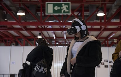 Nada más entrar al recinto, mediante unas gafas de realidad virtual, el espectador puede observar la vida de un porcino desde que nace hasta que muerte. El proyecto tecnológico iAnimal es una inmersión inédita e impactante para el consumidor de la industria cárnica, una de las “más herméticas del mundo”, según Javier Moreno, director de Igualdad Animal, organización internacional contra el maltrato animal e impulsora de esta experiencia.