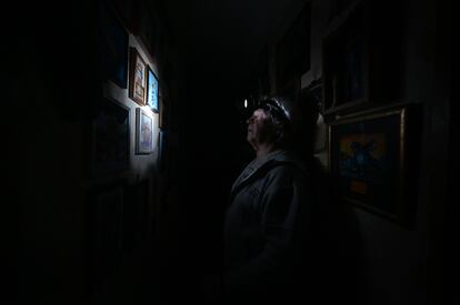 El físico Igor Zhuk, de 70 años, se iluminaba el sábado con su linterna frontal durante un corte de energía en su edificio, en el norte de Kiev. Desde el 10 de octubre, el sistema eléctrico ucranio se ha visto gravemente afectado por múltiples ataques rusos que han tenido como objetivo la infraestructura energética. Para evitar un apagón total, el operador nacional, Ukrenergo, ha implementado cortes de energía programados en la capital, así como en muchas ciudades y regiones de Ucrania.