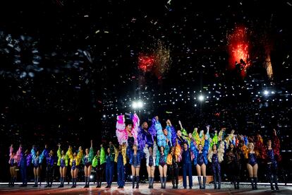 Un grupo de bailarinas, en el escenario del Santiago Bernabéu durante la actuación de la cantante estadounidense Taylor Swift. 