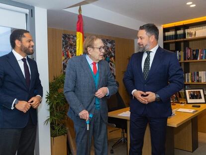 Ramón Tamames con los dirigentes de Vox Ignacio Garriga y Santiago Abascal, este miércoles.