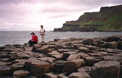 La Calzada del Gigante (Giants of Causeway) es la atracción turística número uno en Irlanda del Norte, con opciones para senderismo y paseos en bicicleta por la zona.