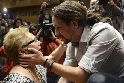 El líder de Podemos, Pablo Iglesias, conversa con una mujer a su llegada a un mitin ofrecido en Valladolid, dentro de la campaña para las elecciones generales del 20D.