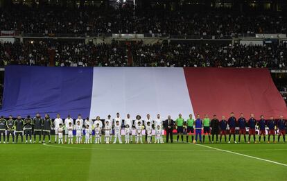La bandera francesa s'ha desplegat sobre els espectadors durant el minut de silenci, abans del partit.