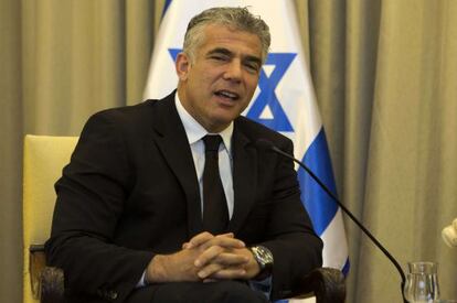 Yair Lapid, al presentar su presupuesto al presidente Sim&oacute;n Peres, este jueves. 