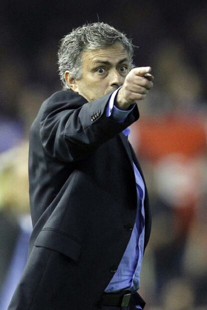 Mourinho gesticula en la banda de Mestalla.