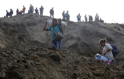 Los habitantes de El Cambray II miran el rescate