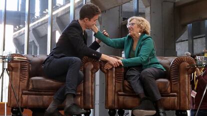 La alcaldesa de Madrid, Manuela Carmena y el candidato a presidente de la Comunidad de Madrid, Iñigo Errejón, durante un acto de Más Madrid.