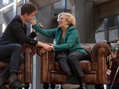 La alcaldesa de Madrid, Manuela Carmena y el candidato a presidente de la Comunidad de Madrid, Iñigo Errejón, durante un acto de Más Madrid.