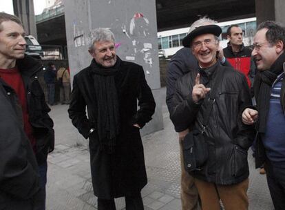 Rufi Etxebarria, Gotzon Arrieta, Tasio Erkizia y Jess Mara Larrazabal, de izquierda a derecha, en la manifestacin de ayer de apoyo a Segi.