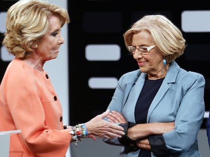 Esperanza Aguirre ofereix la mà a Manuela Carmena durant el debat de candidats a l'Ajuntament de Madrid.