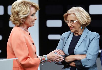 Esperanza Aguirre ofereix la mà a Manuela Carmena durant el debat de candidats a l'Ajuntament de Madrid.