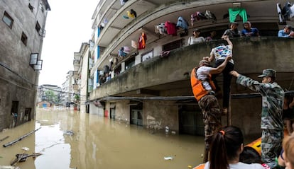 Un mujer es rescatada en una zona inundada de la ciudad china de Guilin,