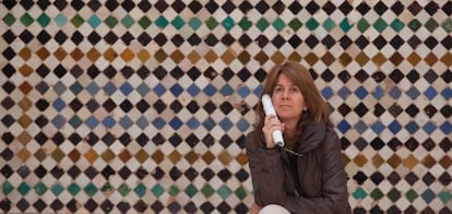 Una turista escucha una de las audioguías distribuidas en la Alhambra.