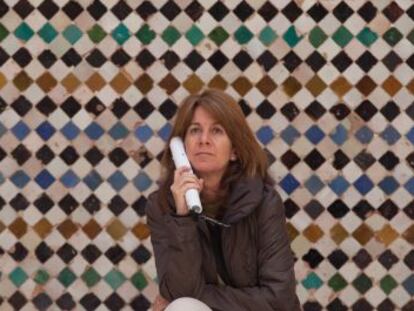 Una turista escucha una de las audiogu&iacute;as distribuidas en la Alhambra.