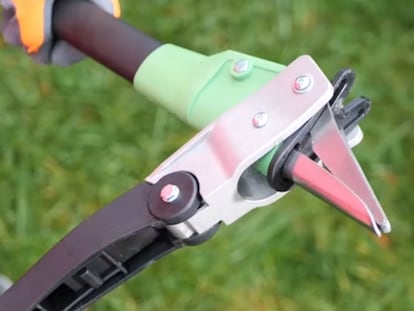 Artículo de EL PAÍS Escaparate que describe los beneficios de usar un extractor de malas hierbas para jardín.