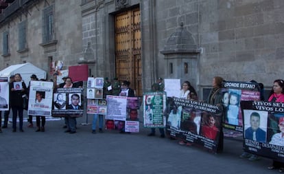 Protesta de familiares de desaparecidos, este lunes.