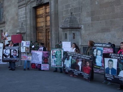 Protesta de familiares de desaparecidos, este lunes.