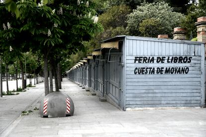 Puestos de libros cerrados en la madrileña Cuesta de Moyano en el Día del Libro el pasado jueves.