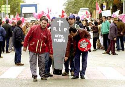 Un grupo de trabajadores, en la manifestación de ayer.