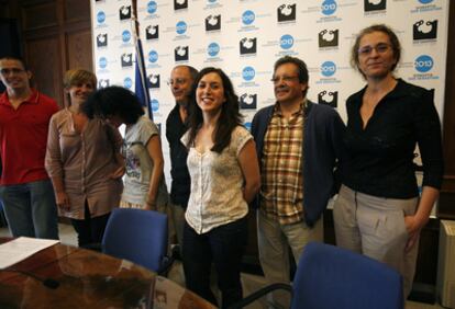 Juan Carlos Izagirre (cuarto por la izquierda), ayer con el equipo de la candidatura a capital cultural.