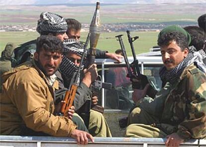 Guerreros kurdos se dirigen a una posición abandonada por las tropas iraquíes cerca de Chamchamal.